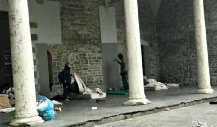 Il gesto inumano dell'assessora di Como: strappa la coperta a un senzatetto e la getta via
