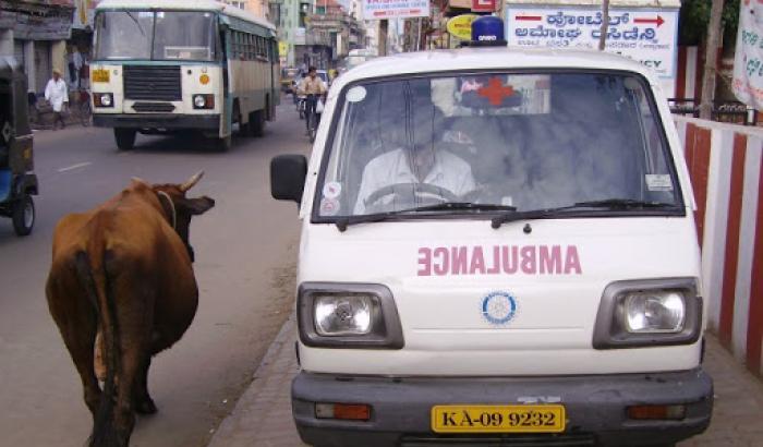 Orrore in India: si ammala di Covid e in ambulanza l'autista la violenta