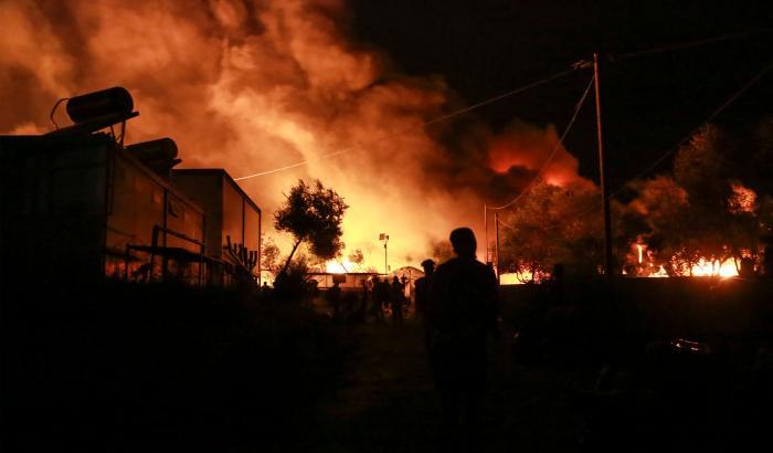 Un incendio ha devastato il campo di Moria a Lesbo: migliaia di migranti in fuga