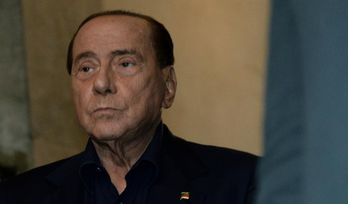 Berlusconi "l'asintomatico" ora lancia l'appello: "È un virus terrificante, mettete le mascherine"