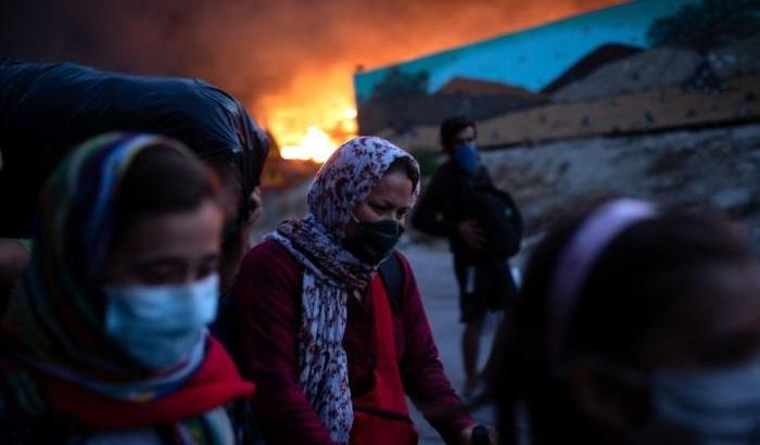 Tragedia nella tragedia: nuovo incendio nel campo migranti di Moria