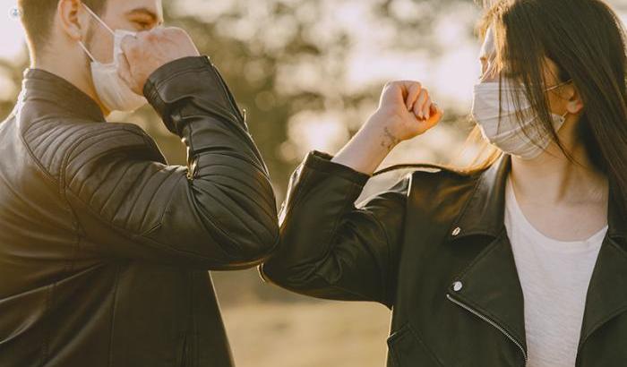 L'Oms precisa: "Evitare anche il saluto con il gomito, ecco perché è rischioso"