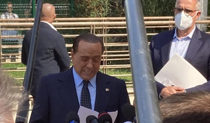 Berlusconi dimesso dal San Raffaele scherza: "Scampata anche stavolta"