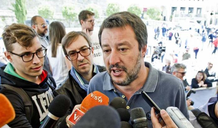 Salvini sfrutta l'omicidio di Don Roberto per la sua propaganda razzista: 