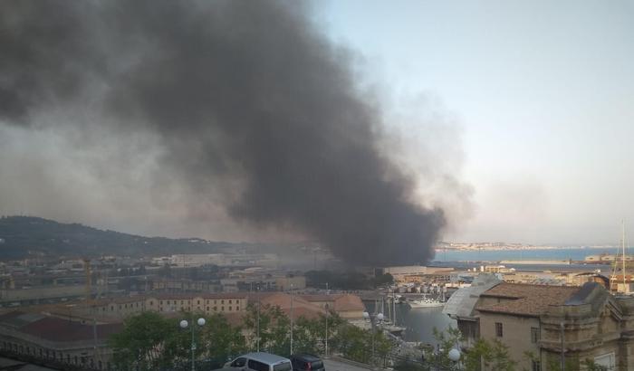 Terribile incendio al porto di Ancona. Alcuni testimoni: 