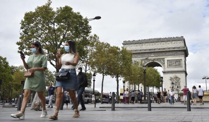 Covid-19 avanza in Francia: 9.784 nuovi casi in 24 ore, si riempiono le terapie intensie