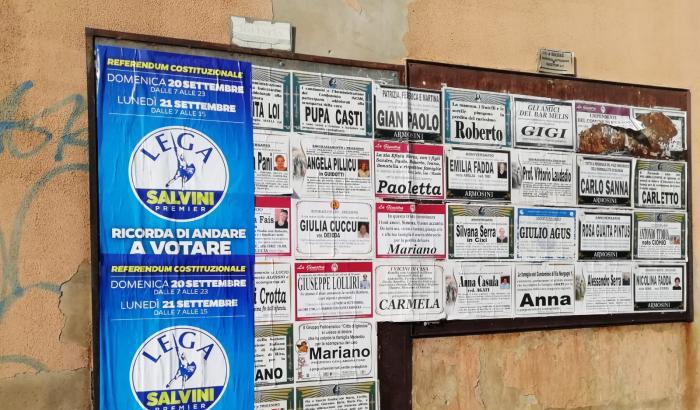 La "delicatezza" della Lega, in Sardegna posta i suoi manifesti sopra gli annunci mortuari