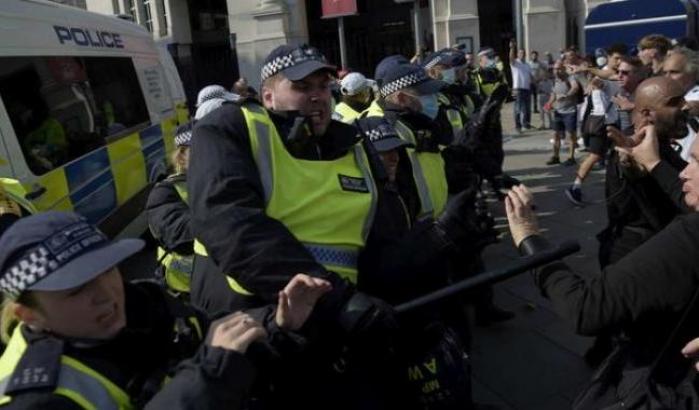 "Tutto un complotto del 5G": scontri a Londra tra negazionisti e polizia