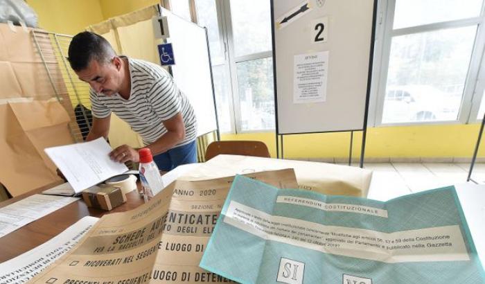 Riaperti i seggi per regionali, amministrative e referendum: si vota fino alle 15