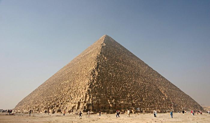 Al Sisi senza vergogna: vuole costruire due autostrade in mezzo alle Grandi Piramidi