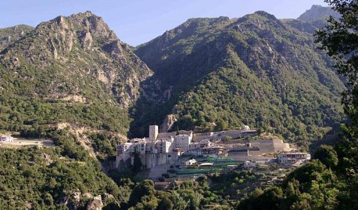 Il Coronavirus arriva sul Monte Athos, in Grecia: 8 monaci del Monastero di San Paolo contagiati