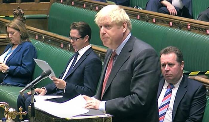 Le assurdità di Boris Johnson: "Gli inglesi amano la democrazia, ecco perché i contagi sono alti"