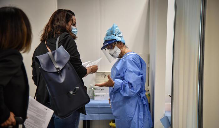 Nuovo record di tamponi e contagi in aumento, ma rispetto all'Europa l'Italia &egrave; sotto controllo