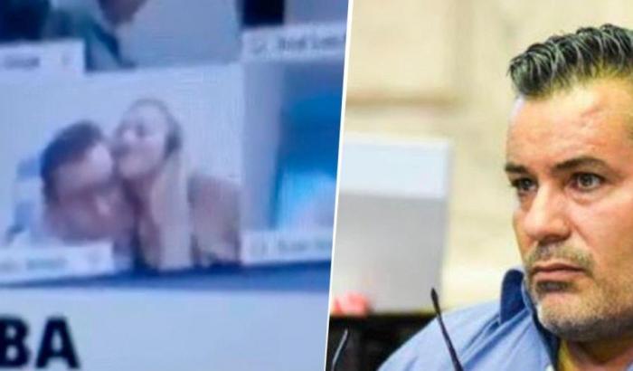 Bacia il seno della compagna in diretta video pensando di non essere connesso: deputato argentino si dimette