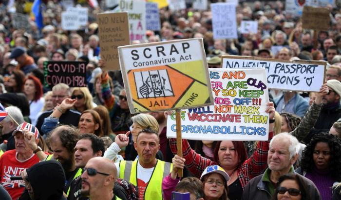 Scendono in piazza in migliaia a Londra per protestare contro il nuovo lockdown