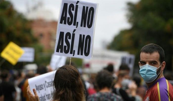 A Madrid proteste contro il lockdown imposto nei quartieri più poveri