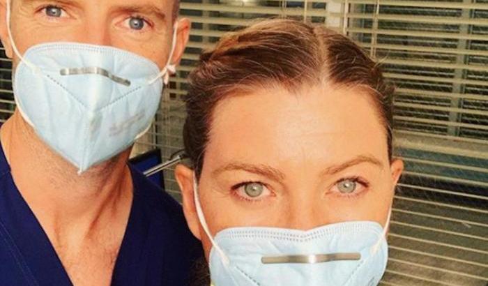 Meredith in tenuta anti Covid: la serie tv "Grey's Anatomy" tratterà il tema della pandemia