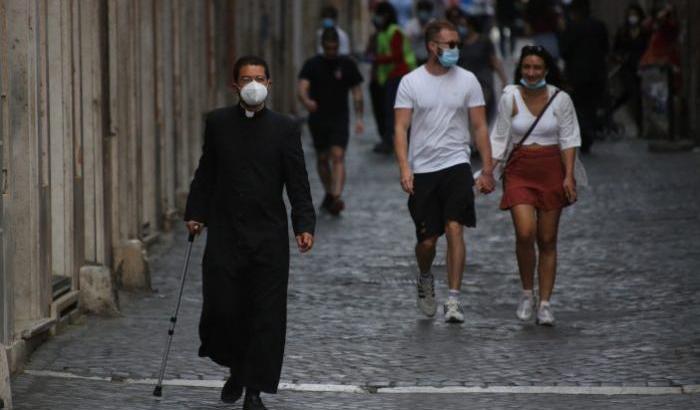 Zingaretti firma l'ordinanza: nel Lazio mascherine obbligatorie anche all'aperto