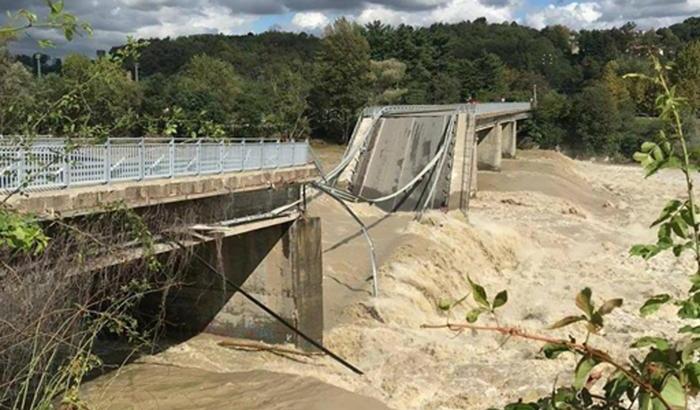 Maltempo, nord-ovest in ginocchio: crolla un ponte, 16 dispersi e almeno 2 morti