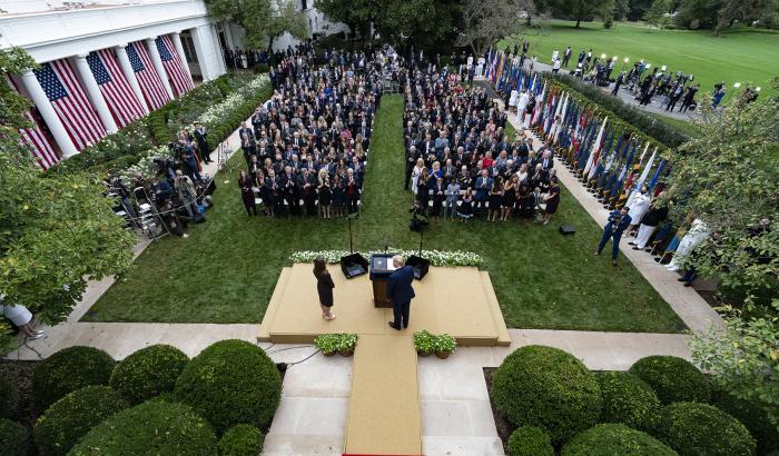 Cerimonia alla Casa Bianca con 150 ospiti senza mascherine: ecco la (probabile) origine del focolaio