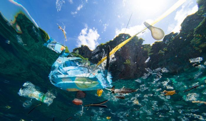 Sui fondali degli oceani la quantità di plastica è 30 volte superiore a quella che galleggia