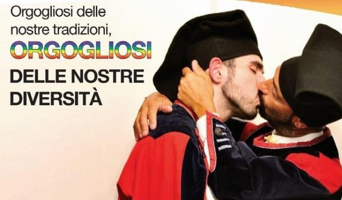 Il manifesto col bacio gay in abito tradizionale sardo spopola sul web: l'idea di un gruppo di giovani nuoresi