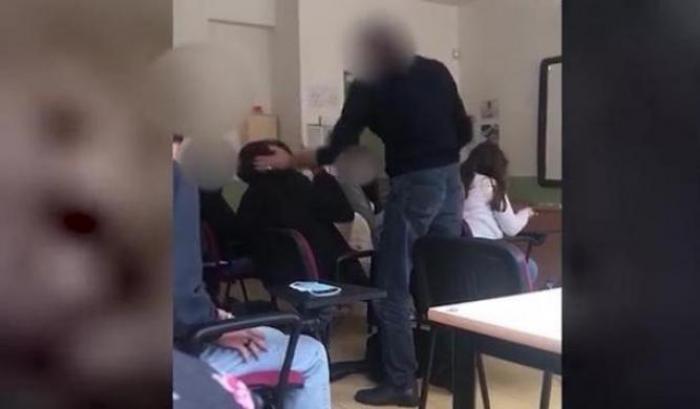 Un docente ha schiaffeggiato e strattonato un alunno che non voleva indossare la mascherina in aula