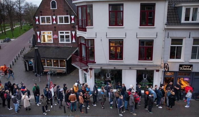 Record di contagi da Covid in Olanda, chiesto aiuto agli ospedali tedeschi