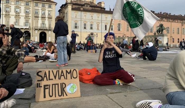 Fridays for Future torna in Piazza (a distanza e con mascherine): "La crisi climatica non si è fermata, ora basta"