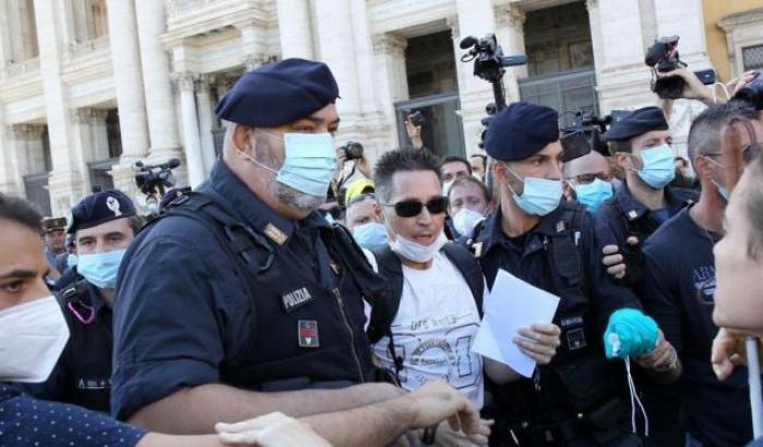Negazionisti a Roma: 90 no-mask sanzionati dalla polizia
