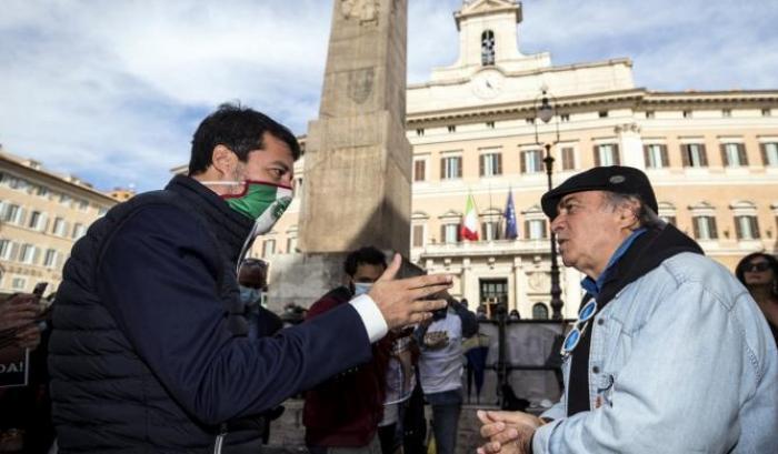 Nuova sceneggiata negazionista di Montesano: in piazza con Salvini senza mascherina