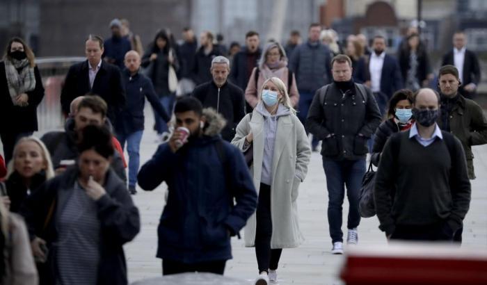 A Liverpool festa, balli e canti in piazza prima del lockdown. Un medico: “Sono disgustato”