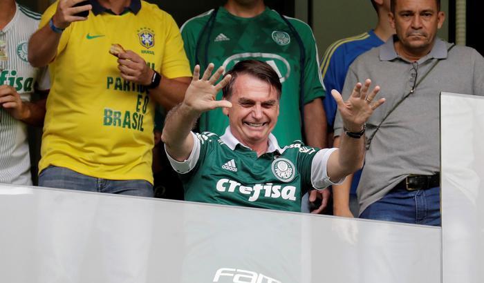 Propaganda pro-Bolsonaro nel corso di una partita di calcio, gli oppositori: "Siamo in Brasile o in Corea del Nord?"