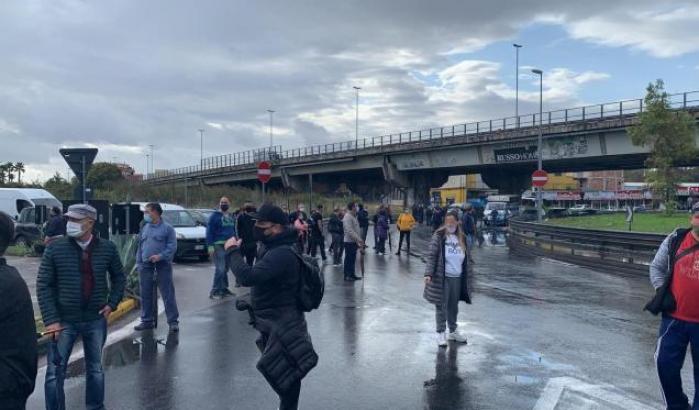 Arzano, il Comune decide per il lockdown. I commercianti protestano