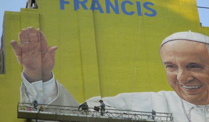 Papa Bergoglio in un murale di benvenuto ufficiale. Fonte Flickr