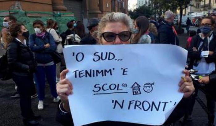 Napoli, gruppo di mamme protesta contro la chiusura delle scuole: “Oggi il giorno più buio”