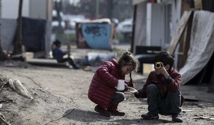 Gli effetti collaterali del Covid, Save the Children: "Un bambino su tre nel mondo rischia la povert&agrave;