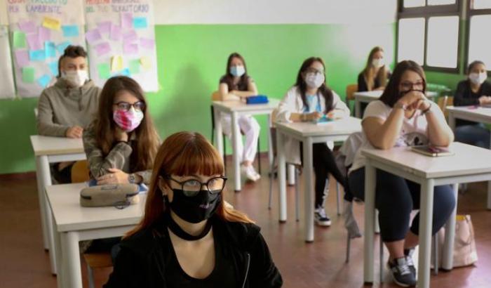 Ministra Azzolina contro Fontana: "Trovi altre soluzioni sulle scuole superiori e non le chiuda"