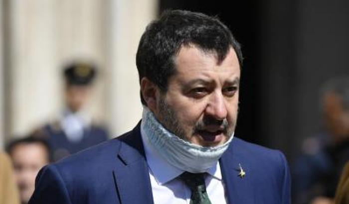 Salvini si crede medico e scimmiotta Trump e Bolsonaro: "Date l'idrossiclorochina"