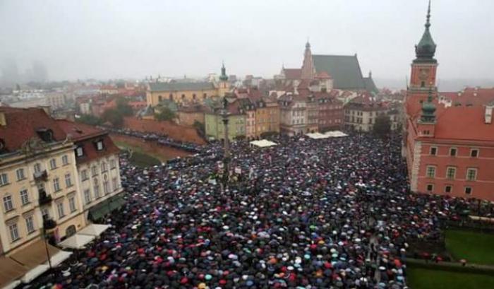 La Polonia vieta l'aborto e Varsavia insorge: a migliaia in piazza, scontri con la polizia