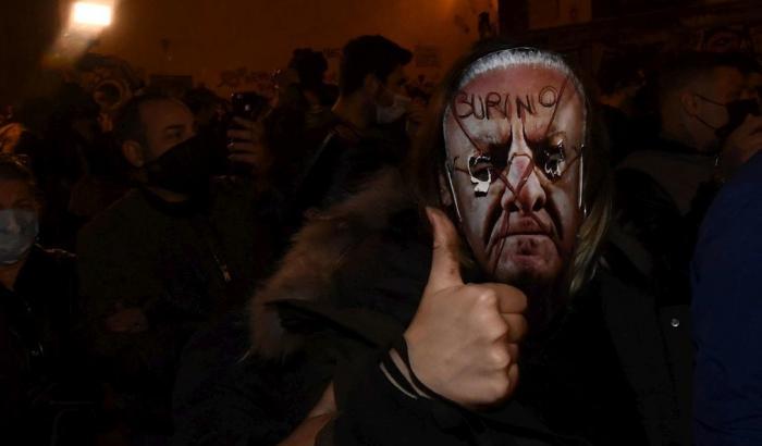 La denuncia di Morra: "A Napoli tra tante persone inconsapevoli anche i clan della camorra"