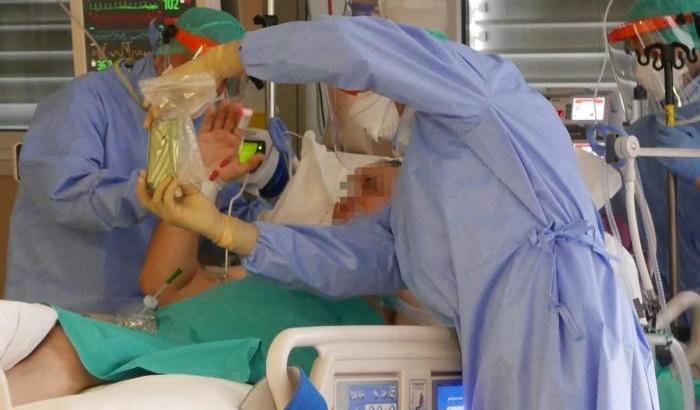 Covid, ancora peggio: 128 morti, 21.273 positivi aumentano le terapie intensive