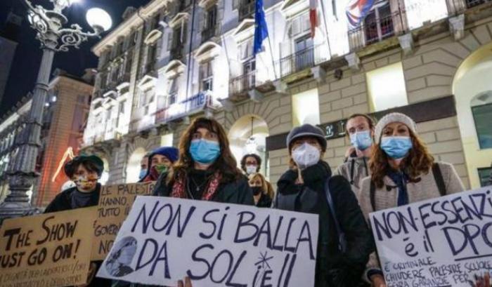 Continuano le proteste contro il Dpcm: centinaia di persone per le strade di Napoli