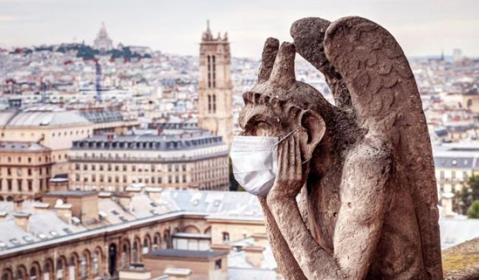 La Francia si arrende: "Possibili 100mila casi al giorno"