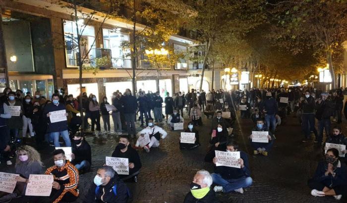 Proteste anche a Salerno: manifestanti bloccati mentre raggiungevano la casa di De Luca