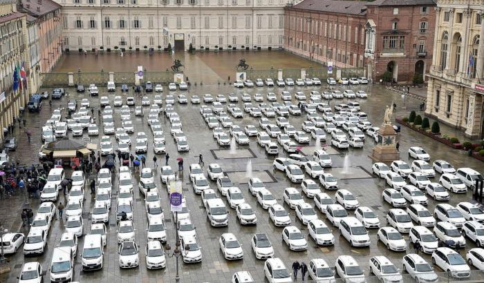 La protesta dei tassisti a Torino: "Ci danno solo briciole"