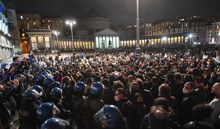 Napoli in piazza contro il Dpcm: "Tu mi chiudi, tu mi paghi"