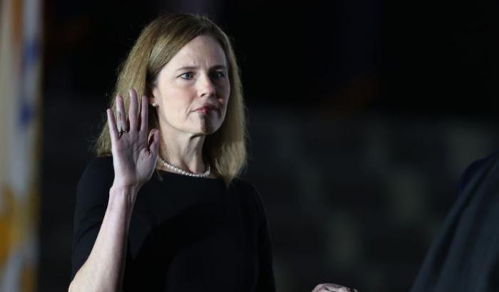 Chi è Amy Coney Barrett, razzista e antiabortista: il volto della peggiore America di Trump