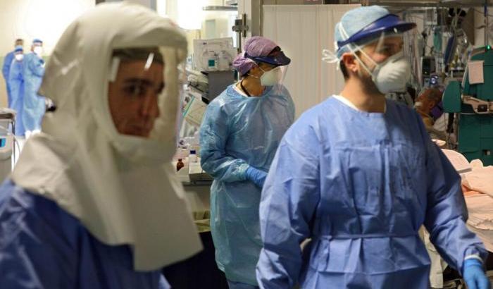 Altri 488 italiani morti per il Covid: calano leggermente i ricoveri