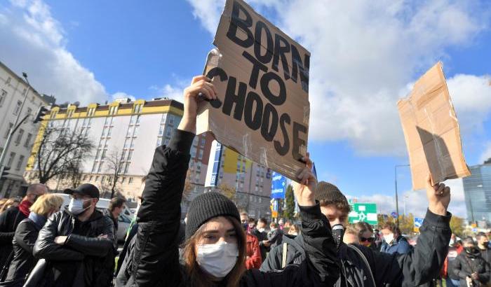Le done in Polonia protestano contro la legge che vieta l'aborto